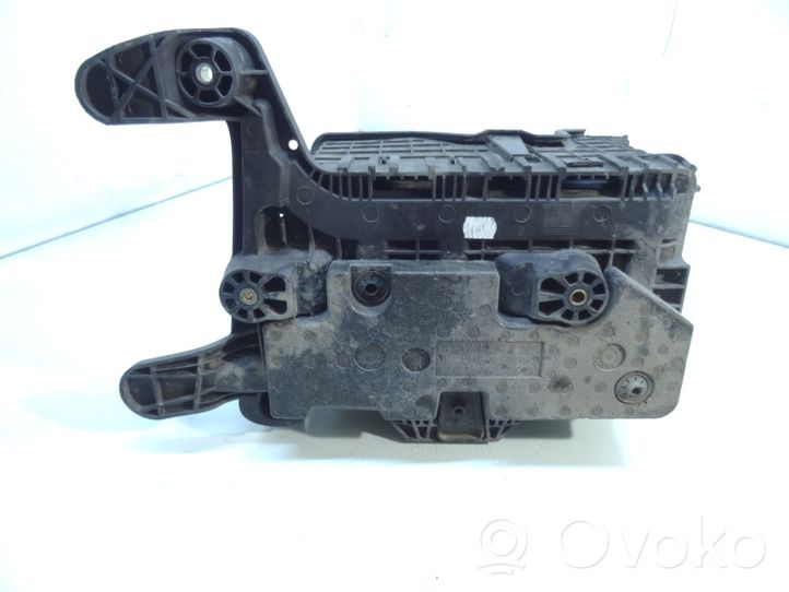 Volkswagen Touran II Support boîte de batterie 1K0915325B