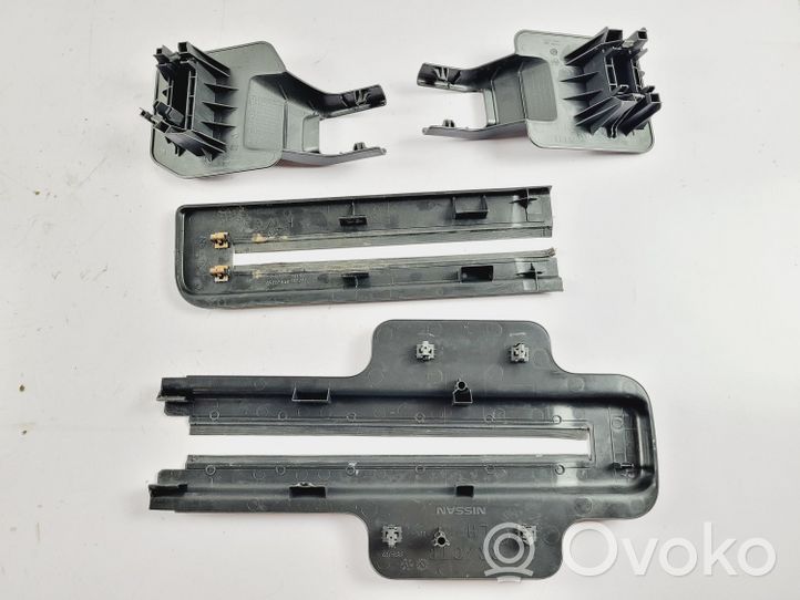 Nissan Pathfinder R52 Cache garniture rail de siège arrière 2482973