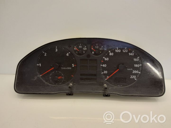 Audi A4 S4 B5 8D Spidometras (prietaisų skydelis) 8D0919034