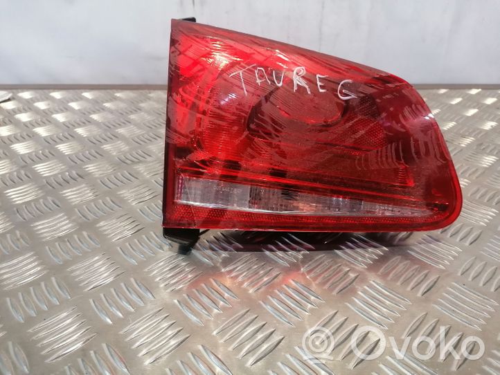 Volkswagen Touareg II Tailgate rear/tail lights 7P6945093B