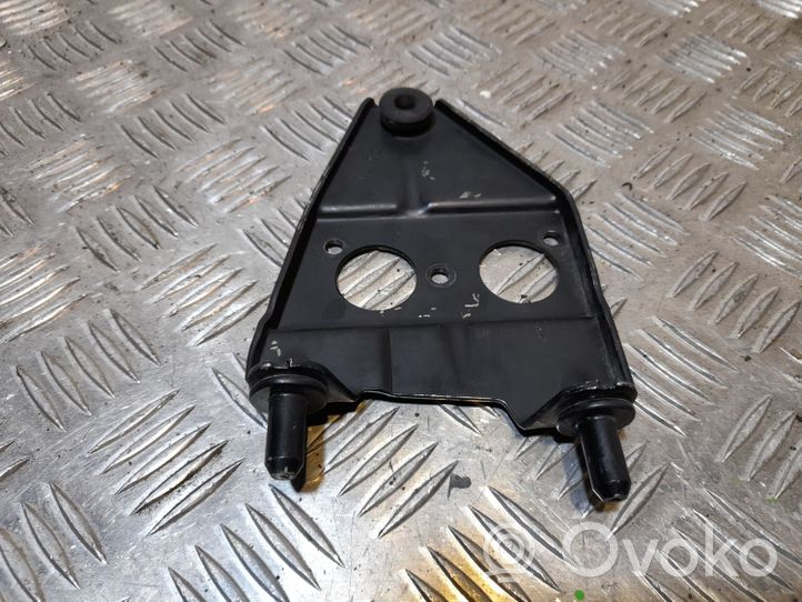 Volkswagen Tiguan Uchwyt / Mocowanie pompy ABS K0614235D