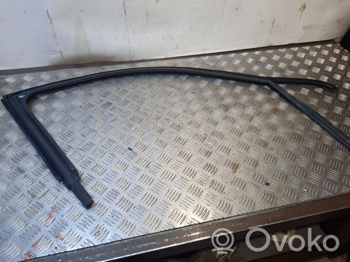 Volkswagen Jetta VI Rivestimento modanatura del vetro della portiera anteriore 5C6837431