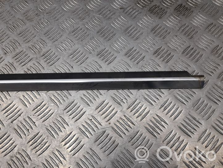 Mercedes-Benz GL X166 Rivestimento modanatura del vetro della portiera anteriore A1667250265