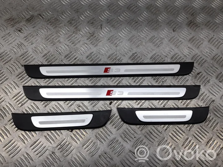 Audi A3 S3 8V Set di rifiniture davanzale (interno) 8V4853491