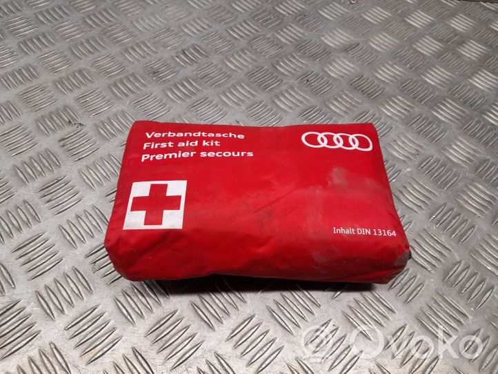 Audi A4 S4 B9 Apteczka pierwszej pomocy 
