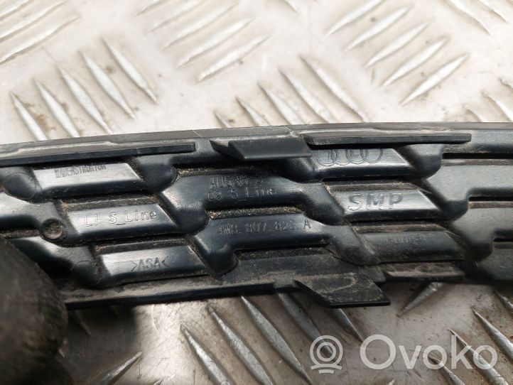 Audi Q8 Apdailinė galinio bamperio juosta 4M8807823A