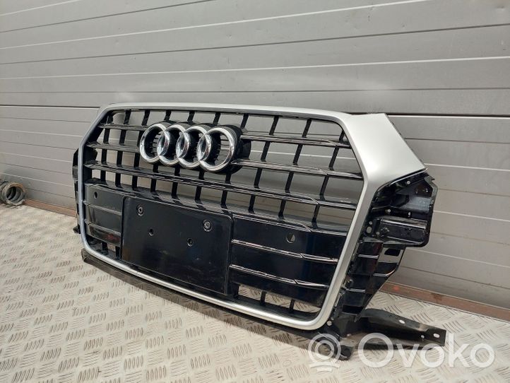 Audi Q5 SQ5 Grotelės viršutinės 8U0853653M