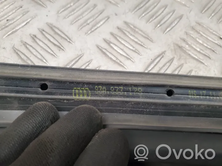 Audi Q3 F3 Galinė sandarinimo guma (ant kėbulo) 83A833178