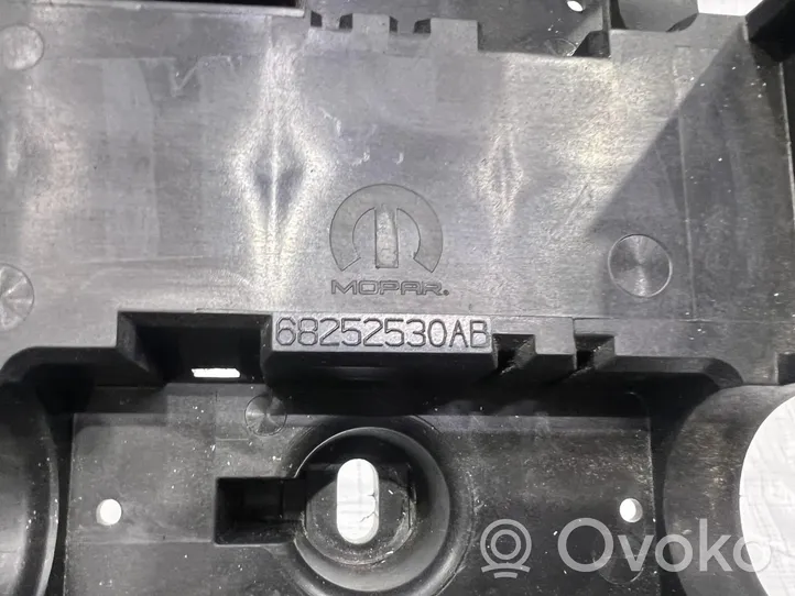 Jeep Wrangler Dangtelis saugiklių dėžės 68252530AB