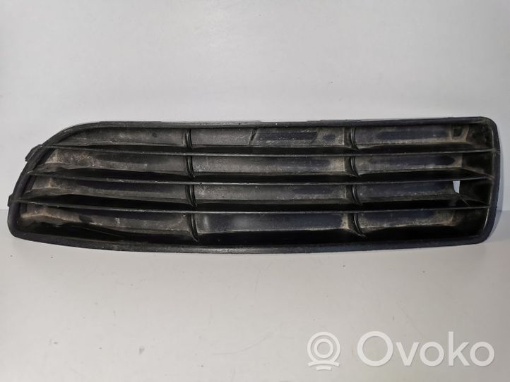 Audi A4 S4 B5 8D Apakšējais režģis (trīsdaļīgs) 8D0807345B