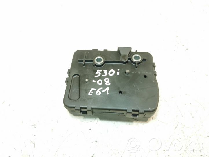 BMW 5 E60 E61 Serrure de vitre de coffre 8218849