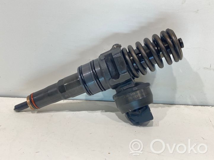 Volkswagen PASSAT B6 Injecteur de carburant 038130073BN