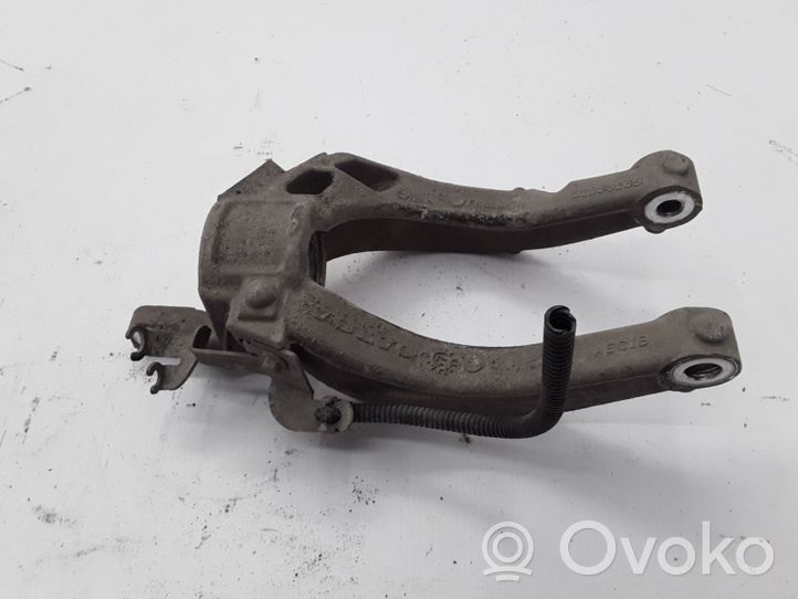 Volvo S90, V90 Alemman iskunvaimentimen kiinnike 31658169