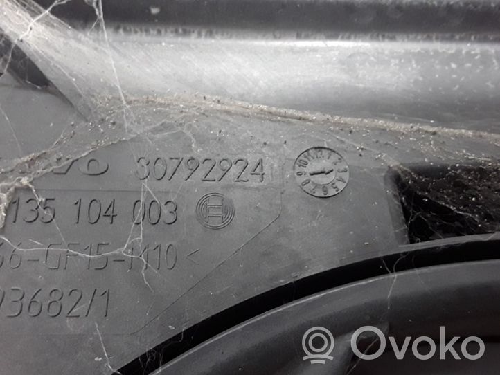 Volvo V70 Jäähdyttimen jäähdytinpuhaltimen suojus 31200375