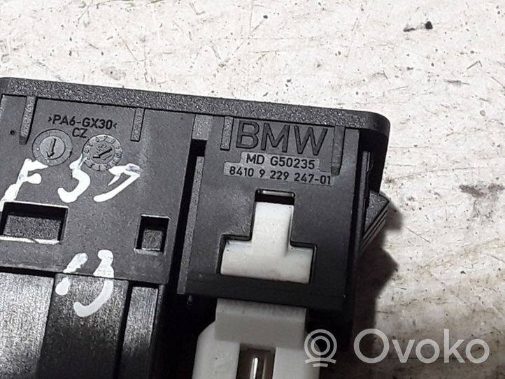 BMW 3 F30 F35 F31 Gniazdo / Złącze AUX 9229247