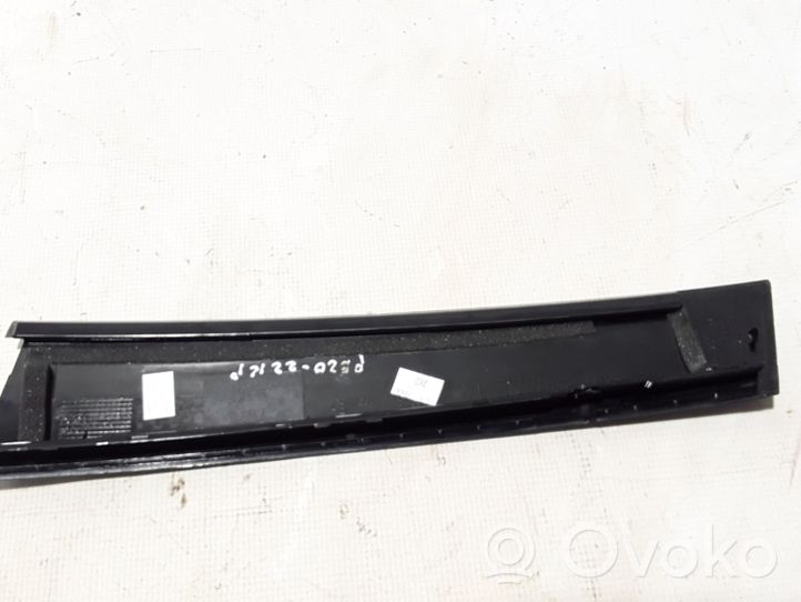 Peugeot 208 Moulures des vitres de la porte avant 9824676180