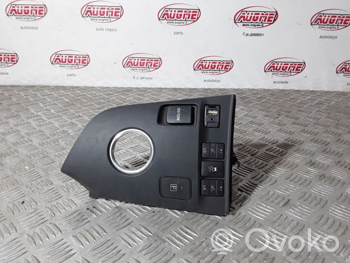 Toyota Auris E180 Panelės apdailos skydas (centrinis) 5882102A10B