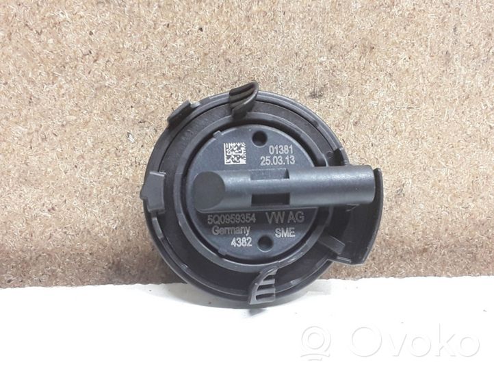 Volkswagen Golf VII Airbagsensor Crashsensor Drucksensor 5Q0959354