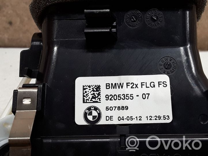 BMW 1 F20 F21 Kojelaudan sivutuuletussuuttimen kehys 9205355