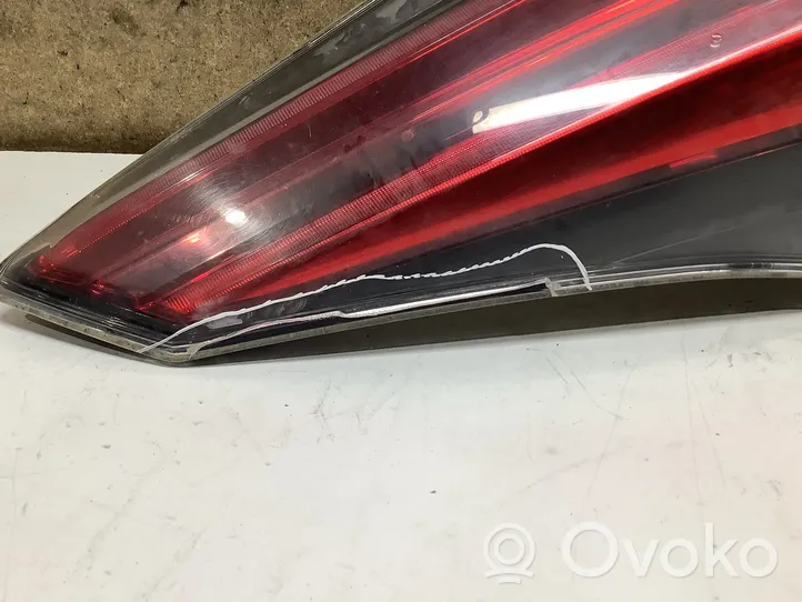 Toyota RAV 4 (XA40) Lampy tylnej klapy bagażnika 8159042031