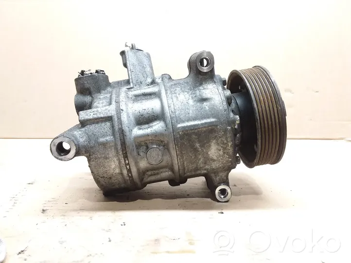 Audi Q3 8U Ilmastointilaitteen kompressorin pumppu (A/C) 5K0820803C