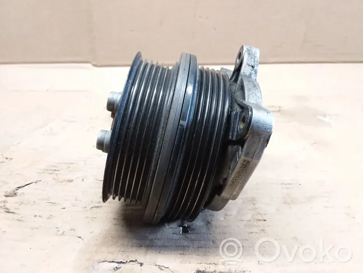 Volkswagen Golf V Pompe de circulation d'eau 03C121004E