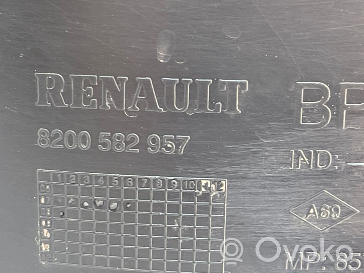 Renault Clio III Takapyörän sisälokasuojat 8200582957