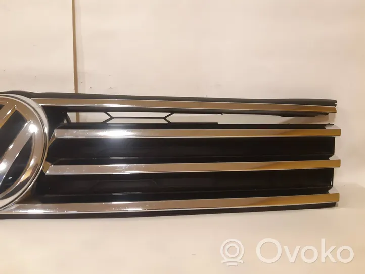 Volkswagen Touareg II Grille calandre supérieure de pare-chocs avant 7P6853653D