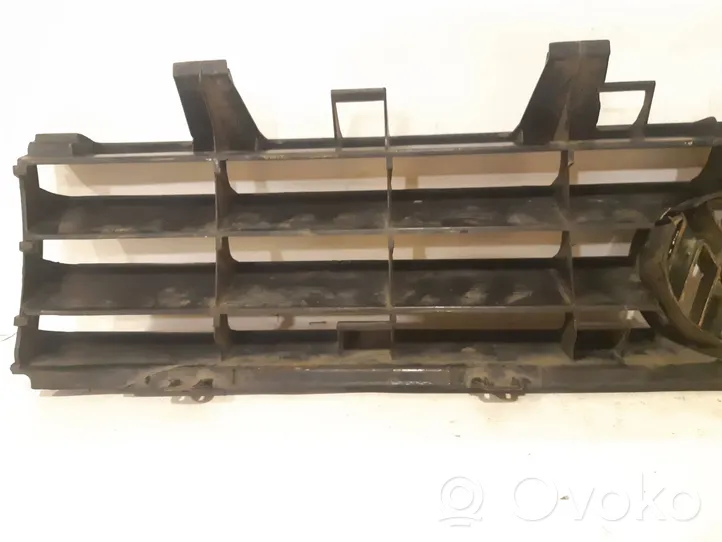 Volkswagen PASSAT B2 Maskownica / Grill / Atrapa górna chłodnicy 323853653