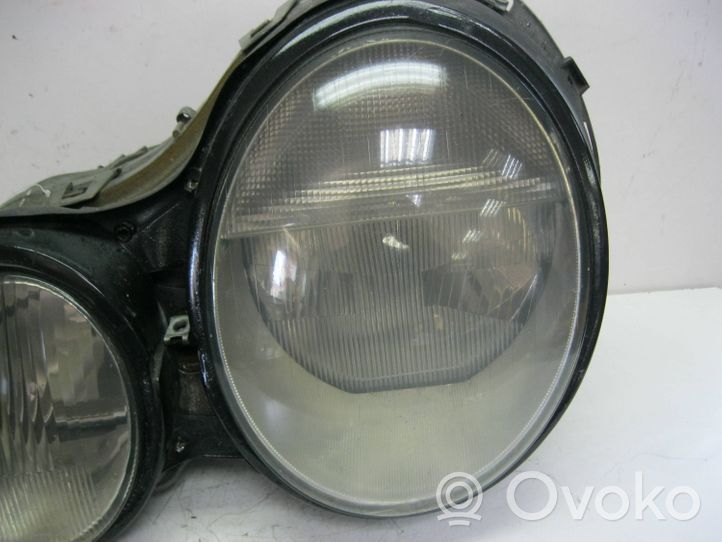 Mercedes-Benz E W210 Lampa przednia 