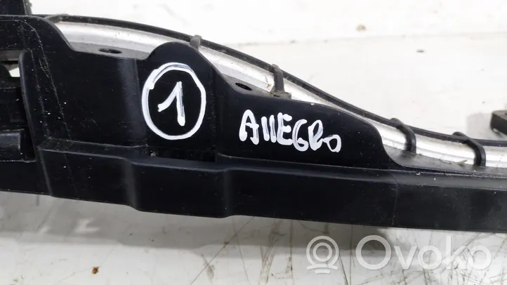 Mercedes-Benz E W213 Staffa del pannello di supporto del radiatore parte superiore A2136201801