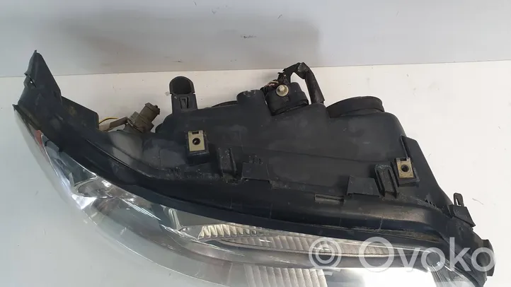 Volvo V70 Lampa przednia 30698836