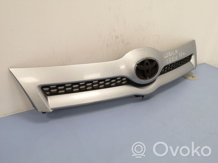 Toyota Corolla Verso AR10 Grille calandre supérieure de pare-chocs avant 531110F020