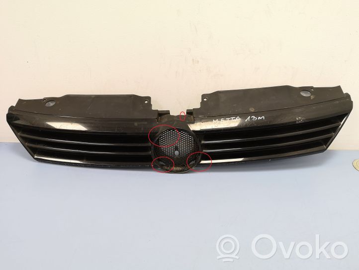 Volkswagen Jetta VI Grille calandre supérieure de pare-chocs avant 5C6853655