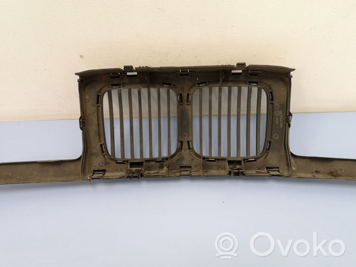 BMW 5 E34 Griglia superiore del radiatore paraurti anteriore 51131973825