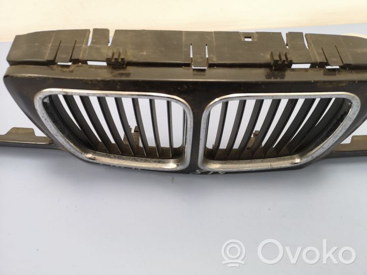 BMW 5 E34 Etupuskurin ylempi jäähdytinsäleikkö 51131973825