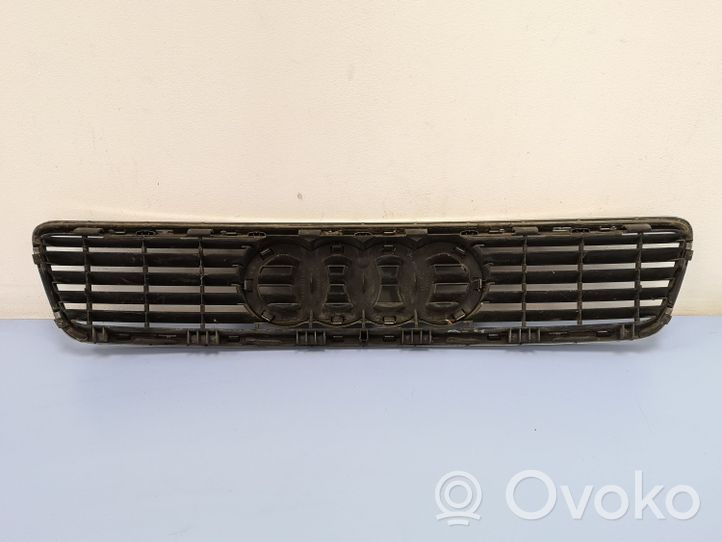 Audi A4 S4 B5 8D Grotelės priekinės 8D0853651E