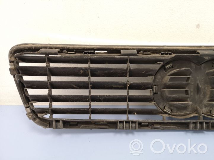 Audi A4 S4 B5 8D Grotelės priekinės 8D0853651E