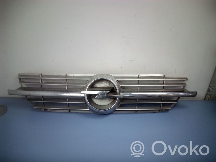 Opel Frontera B Grotelės viršutinės 91161391