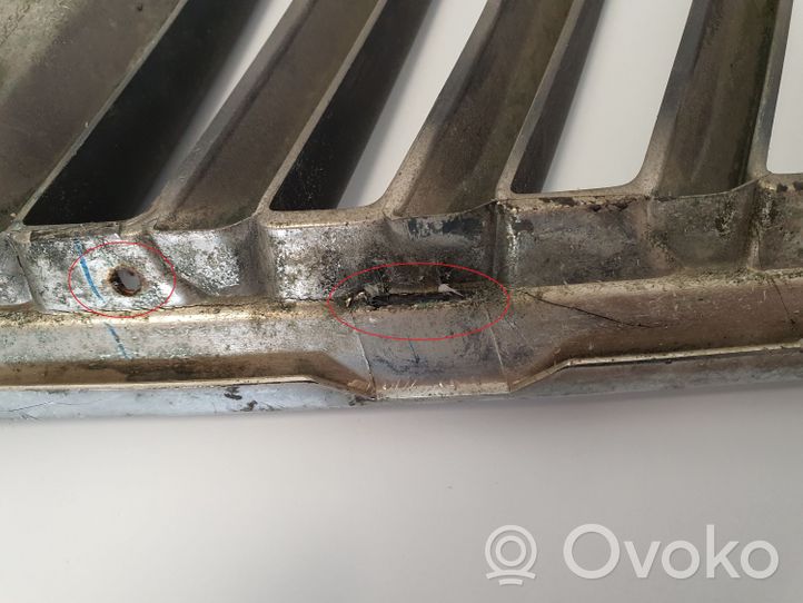 Mitsubishi L200 Grille calandre supérieure de pare-chocs avant MN142327