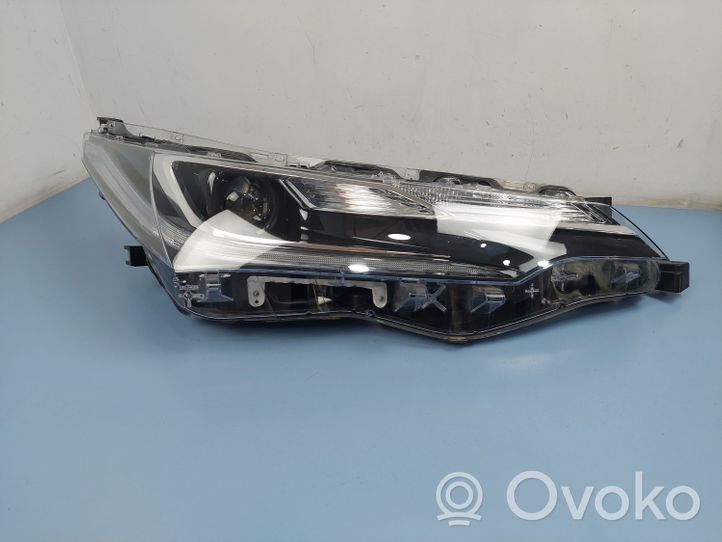 Toyota Corolla E210 E21 Lampa przednia 8111002L70