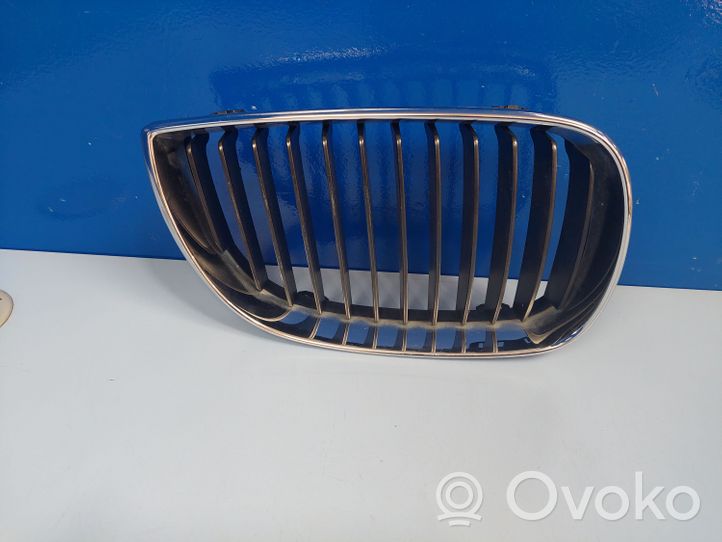 BMW 1 E81 E87 Maskownica / Grill / Atrapa górna chłodnicy 511370771309