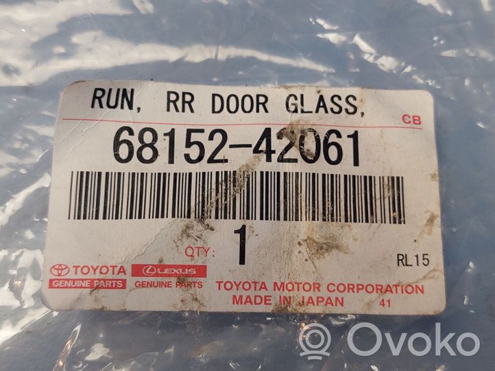 Toyota RAV 4 (XA50) Joint / vitre de porte arrière 6815242061