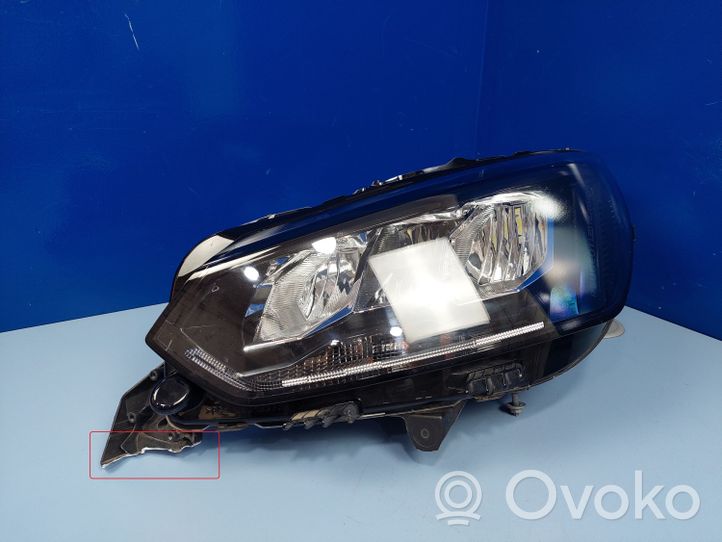 Peugeot 208 Lampa przednia 9833036380