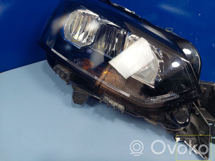 Peugeot 208 Lampa przednia 9833036180