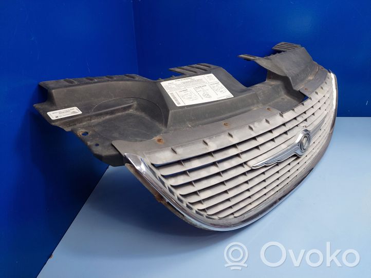 Chrysler Voyager Maskownica / Grill / Atrapa górna chłodnicy 04857410AC