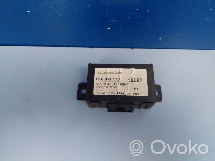 Audi A8 S8 D2 4D Boîtier module alarme 8L0951173