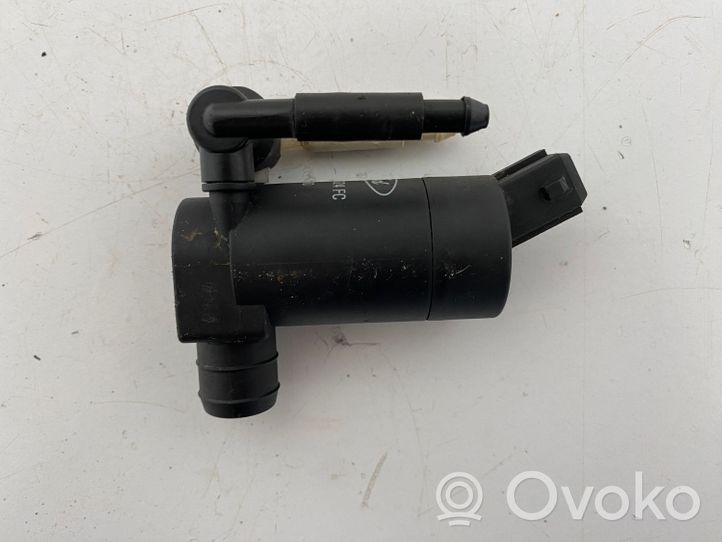 Ford Mondeo Mk III Windscreen/windshield washer pump 1S7117K624FC