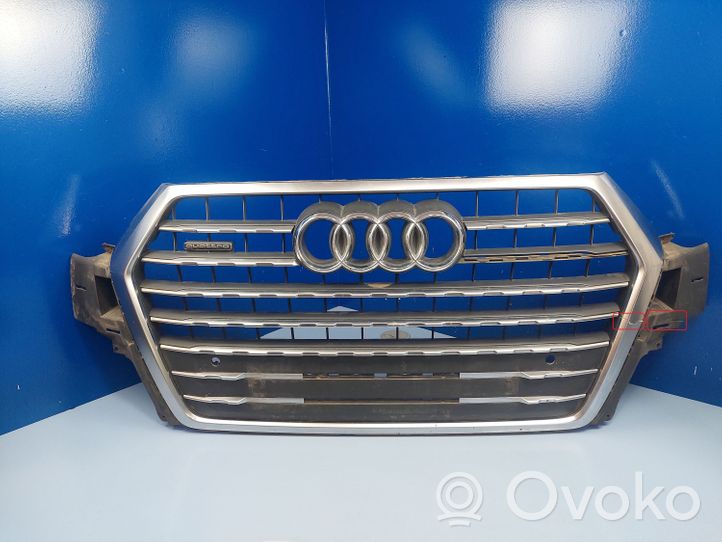 Audi Q7 4M Grotelės viršutinės 4M0853651F