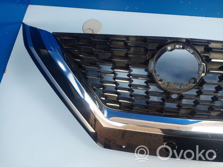 Nissan Qashqai J12 Grille calandre supérieure de pare-chocs avant 623106UAA